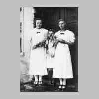 015-0097 Konfirmation 1937 - Herta Petzke und Hilda Mattern, in der Mitte Inge Grohn .JPG
